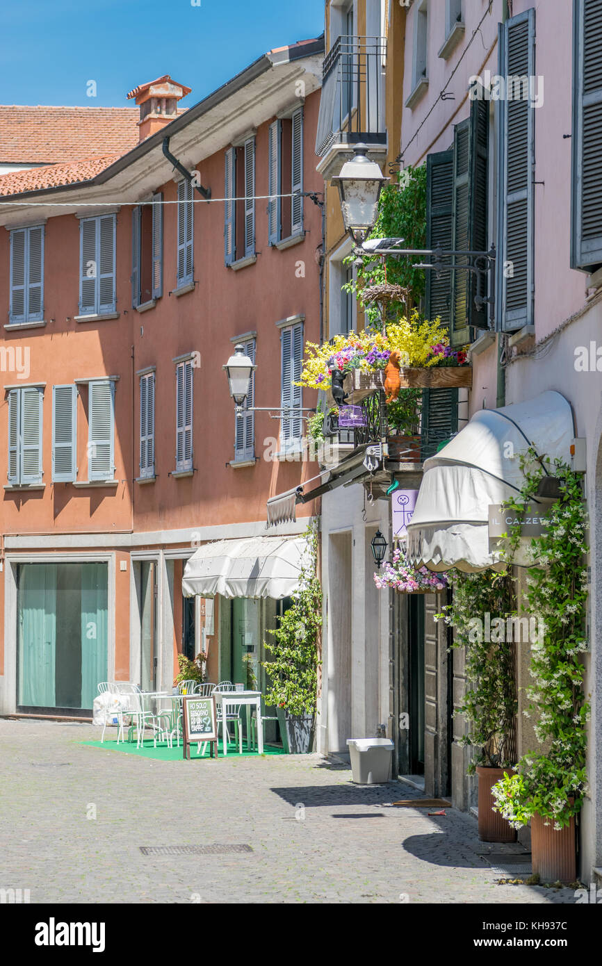 Strada con fiori in crema italia Foto Stock