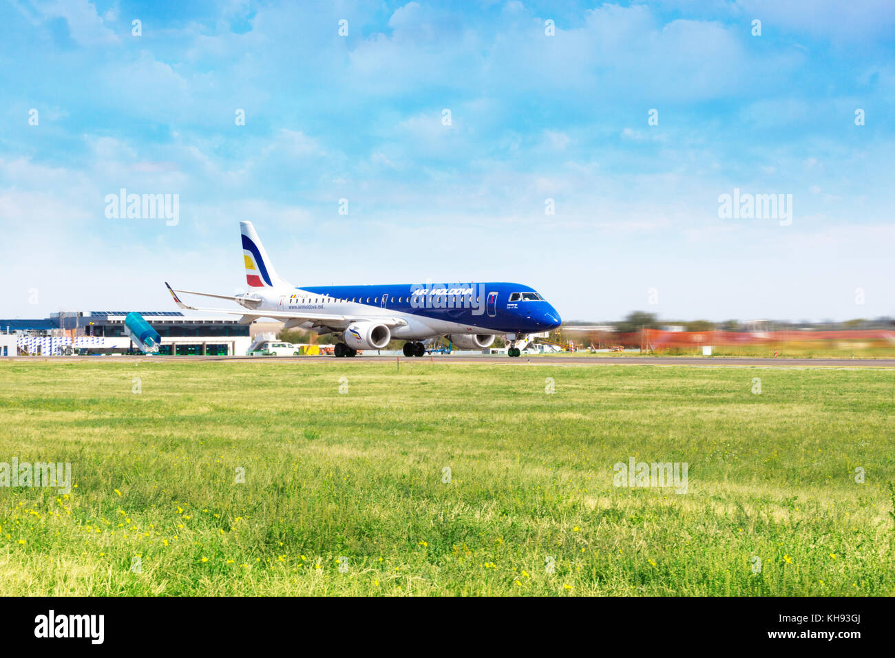 Chisinau in Moldova - Settembre 27, 2016: Air Moldova aereo sulla pista dell'aeroporto internazionale Foto Stock