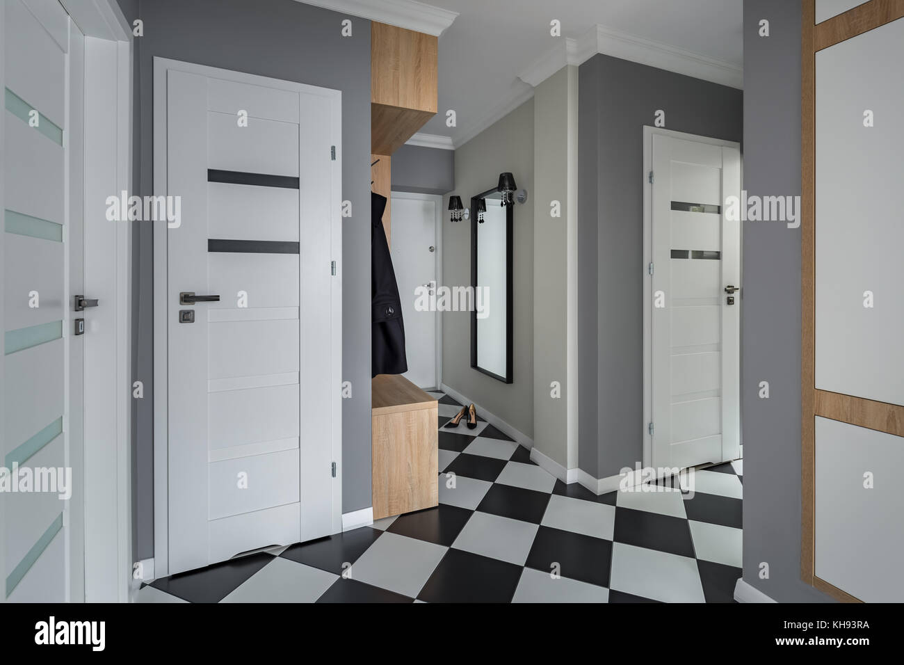 Nuova casa interni di scacchi con pavimento piastrellato e pareti grigie Foto Stock