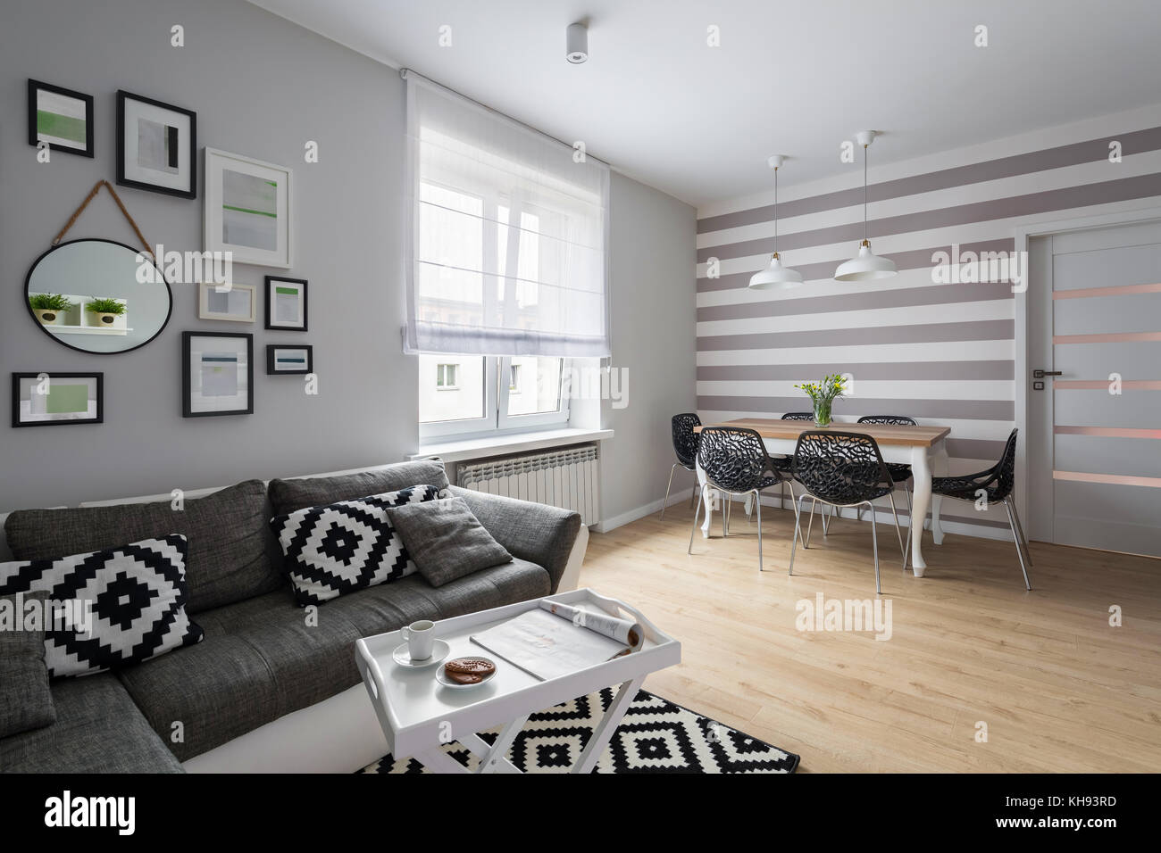 Home interno con moderno edificio grigio divano e tavolo da pranzo Foto Stock