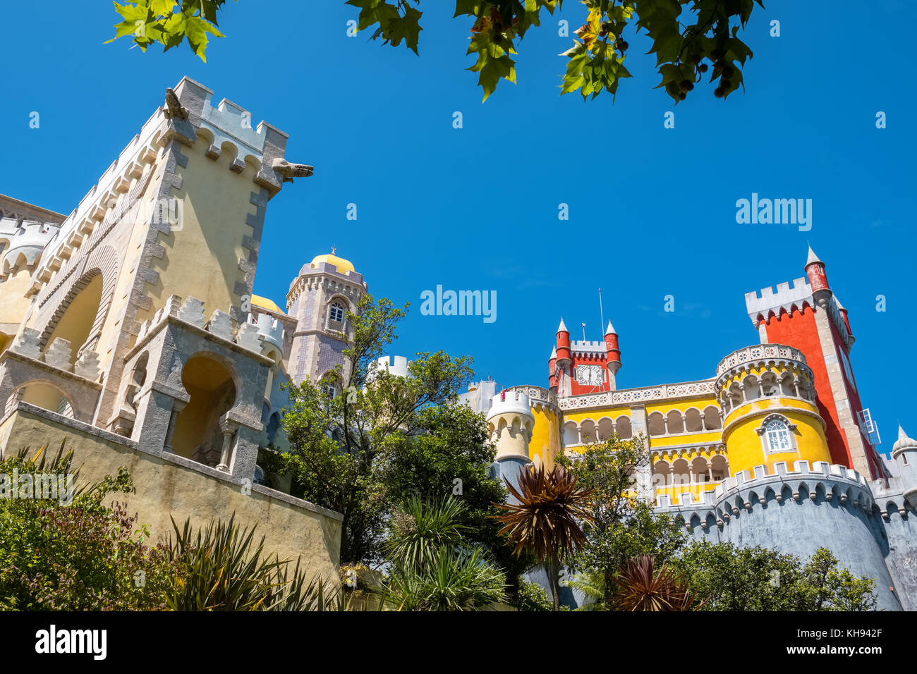 Vista dalla parte inferiore di pena il palazzo nazionale di Sintra. Portogallo Foto Stock