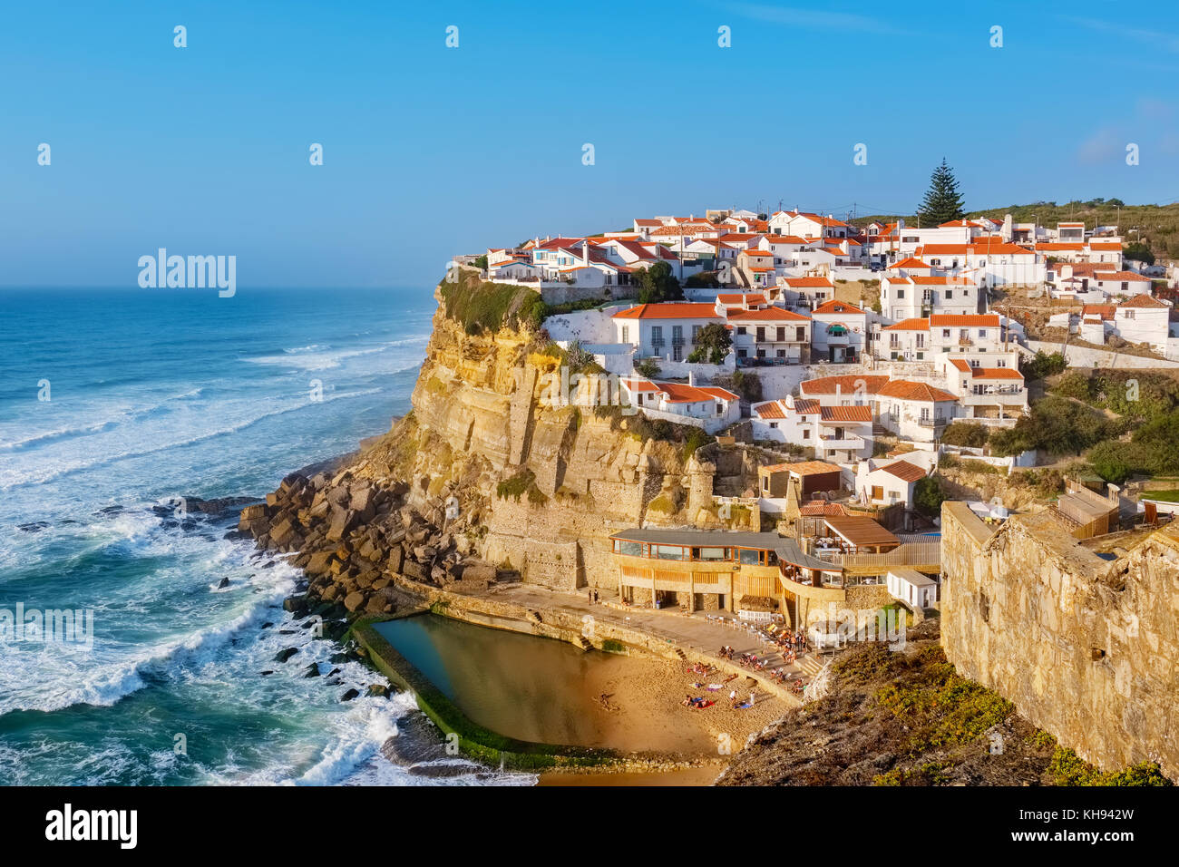 Vista della città balneare azenhas do mar. comune di Sintra, Portogallo Foto Stock