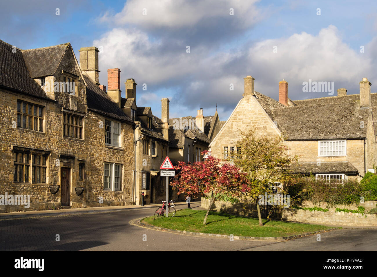 Cotswold vecchi edifici in pietra e insolito segno di avvertimento sulla stradina nel centro storico del villaggio di Cotswolds. Chipping Campden, Gloucestershire, England, Regno Unito Foto Stock