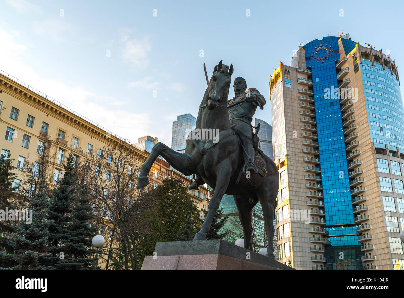 Mosca, Russia - Novembre 2. 2017. monumento al generale russo di Bagratiòn prima il centro business tower-2000 Foto Stock