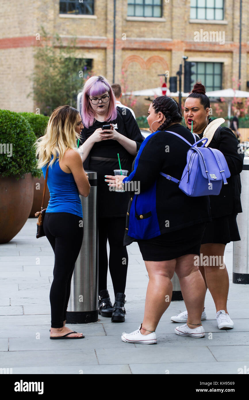 Kings Cross, London, Regno Unito - 21 luglio 2016. Un gruppo di diversi studenti di sesso femminile in piedi e parlare all'aperto a Londra Foto Stock
