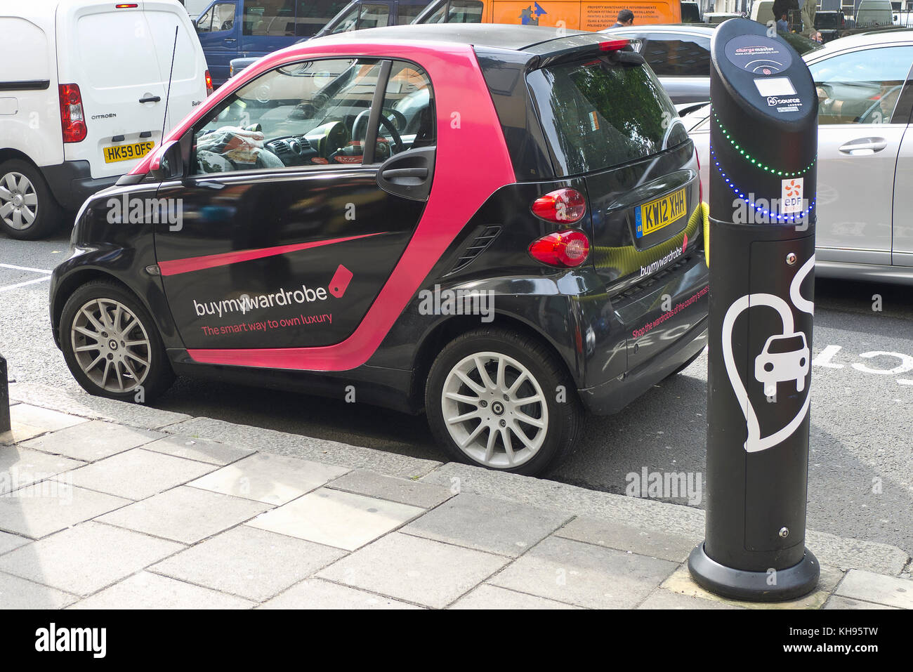 Smart electric city car essendo addebitato sulla strada a Mayfair Hotel Londra Inghilterra REGNO UNITO Foto Stock