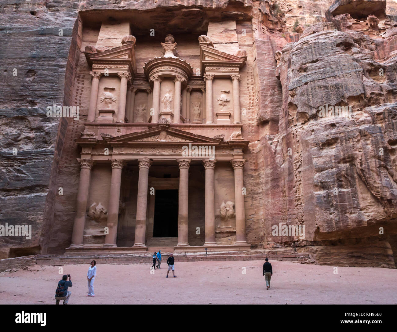 Arenaria rosa Nabataean tesoro, Al Khazneh, scolpite dalla roccia di prima mattina con turistica prendendo una foto, Petra, Giordania, Medio Oriente Foto Stock