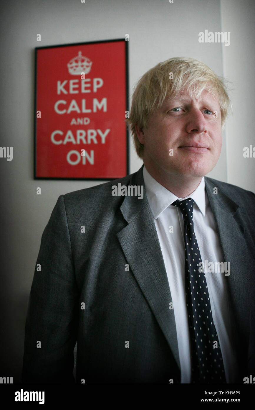 Uomo politico britannico Boris Johnson, ritratto con "mantenere la calma e a portare sul' Foto Stock