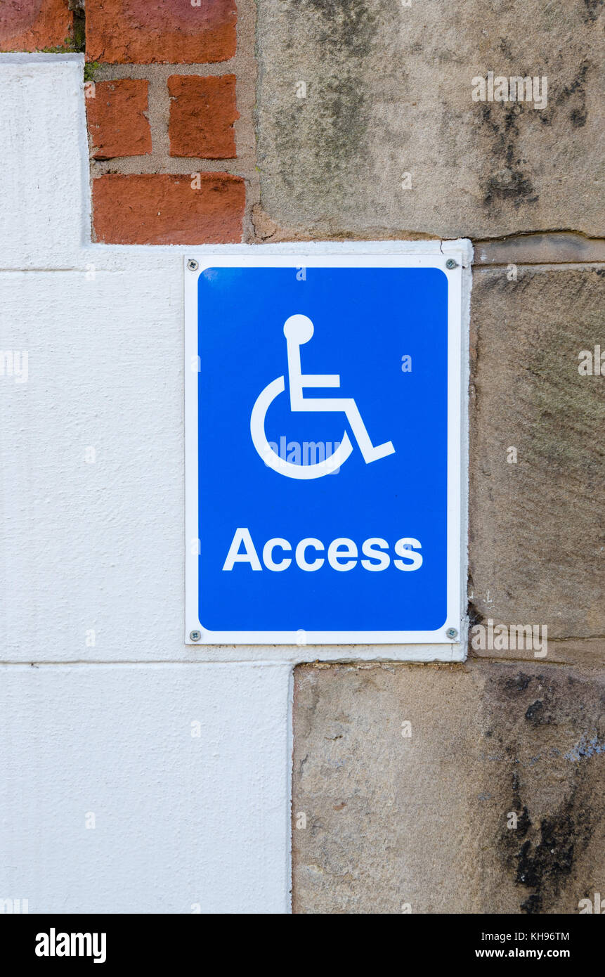 Cartello blu che indica l'accesso per le sedie a rotelle e per persone disabili Foto Stock