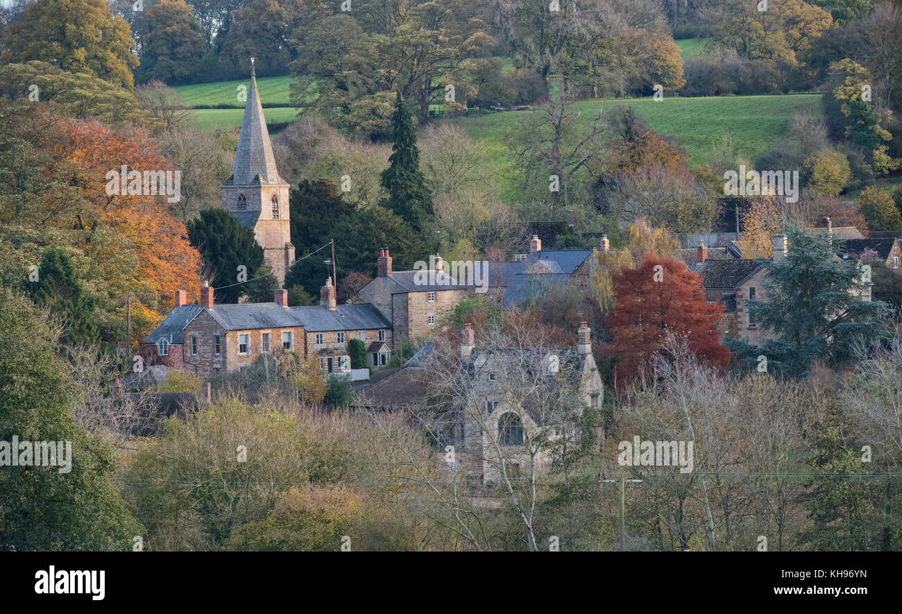 Serata di autunno la luce del sole attraverso il villaggio di Swerford, Cotswolds, Oxfordshire, Regno Unito. Foto Stock