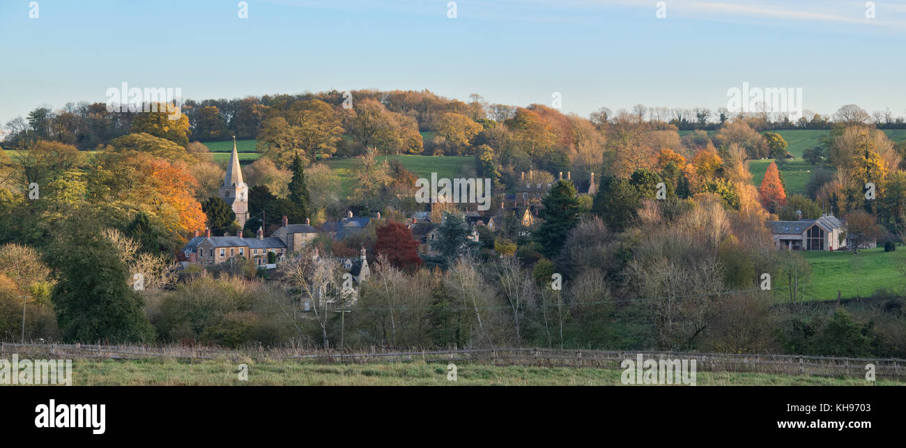 Serata di autunno la luce del sole attraverso il villaggio di Swerford, Cotswolds, Oxfordshire, Regno Unito. Vista panoramica Foto Stock
