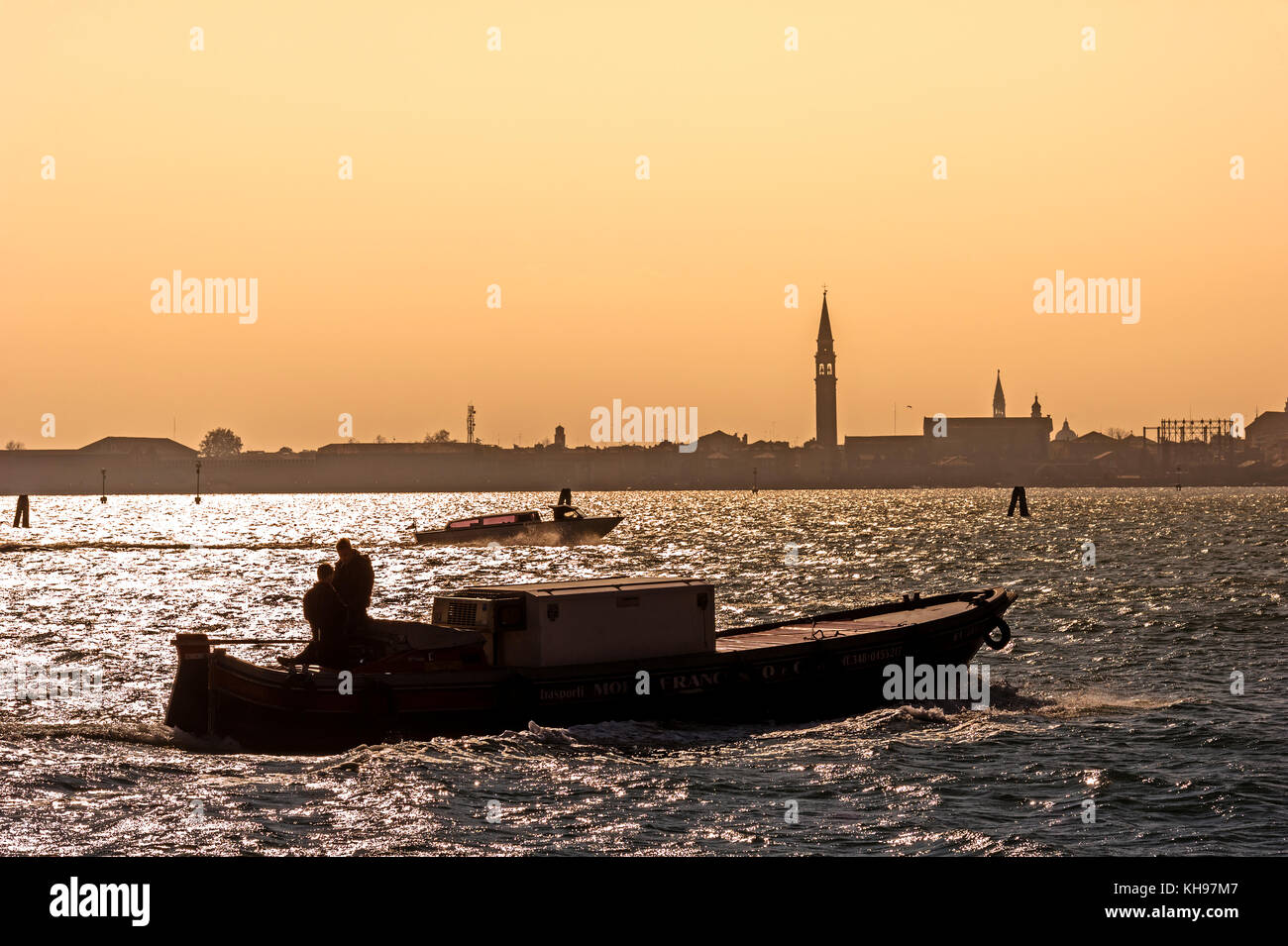 Italie. Venitie. Venise. Ile de Murano.Vaporetto sur la lagune // Italia, Veneto, Venezia, Isola di Murano. Vaporetto su un canale Foto Stock