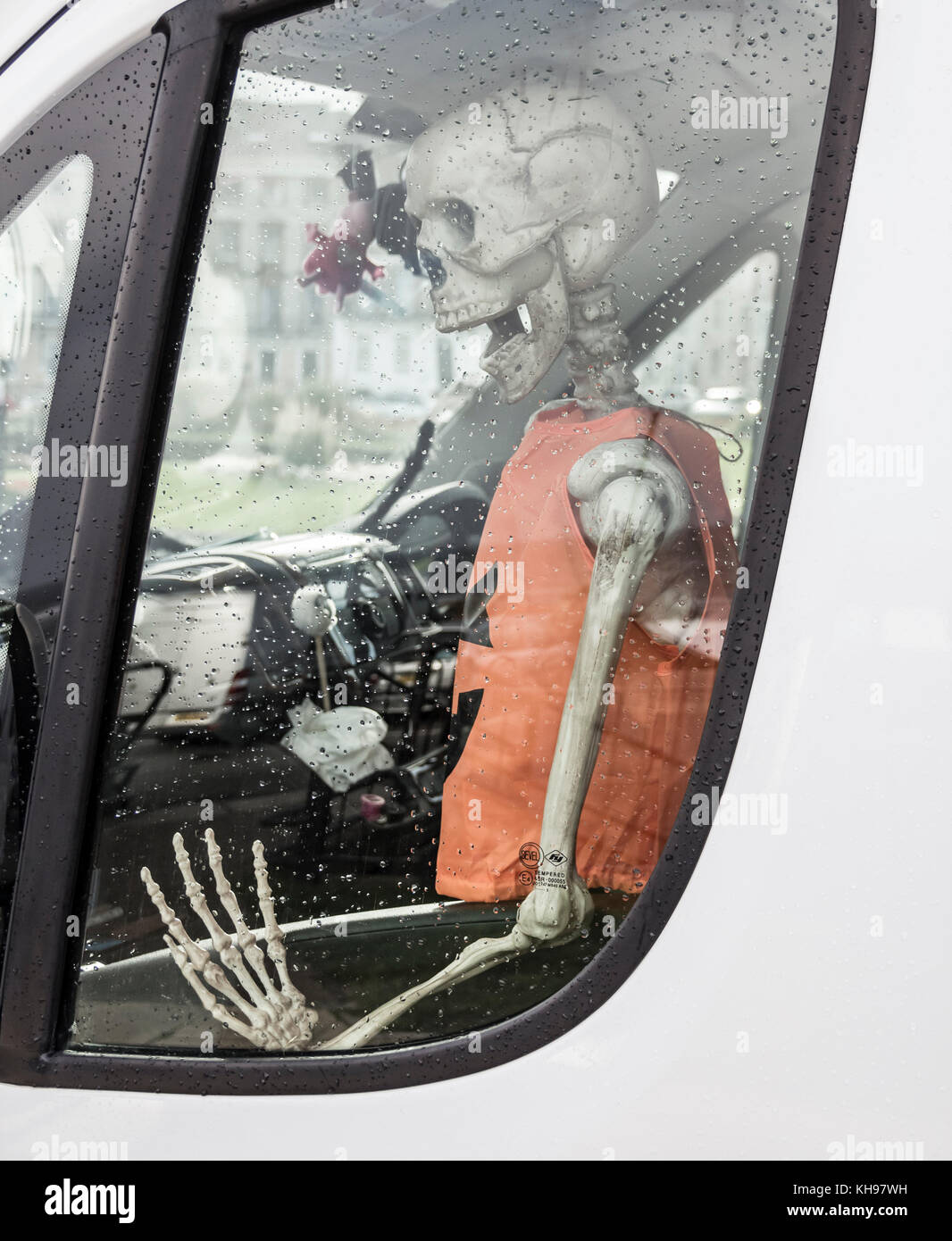 Lo scheletro nel sedile del passeggero del furgone parcheggiato. Foto Stock