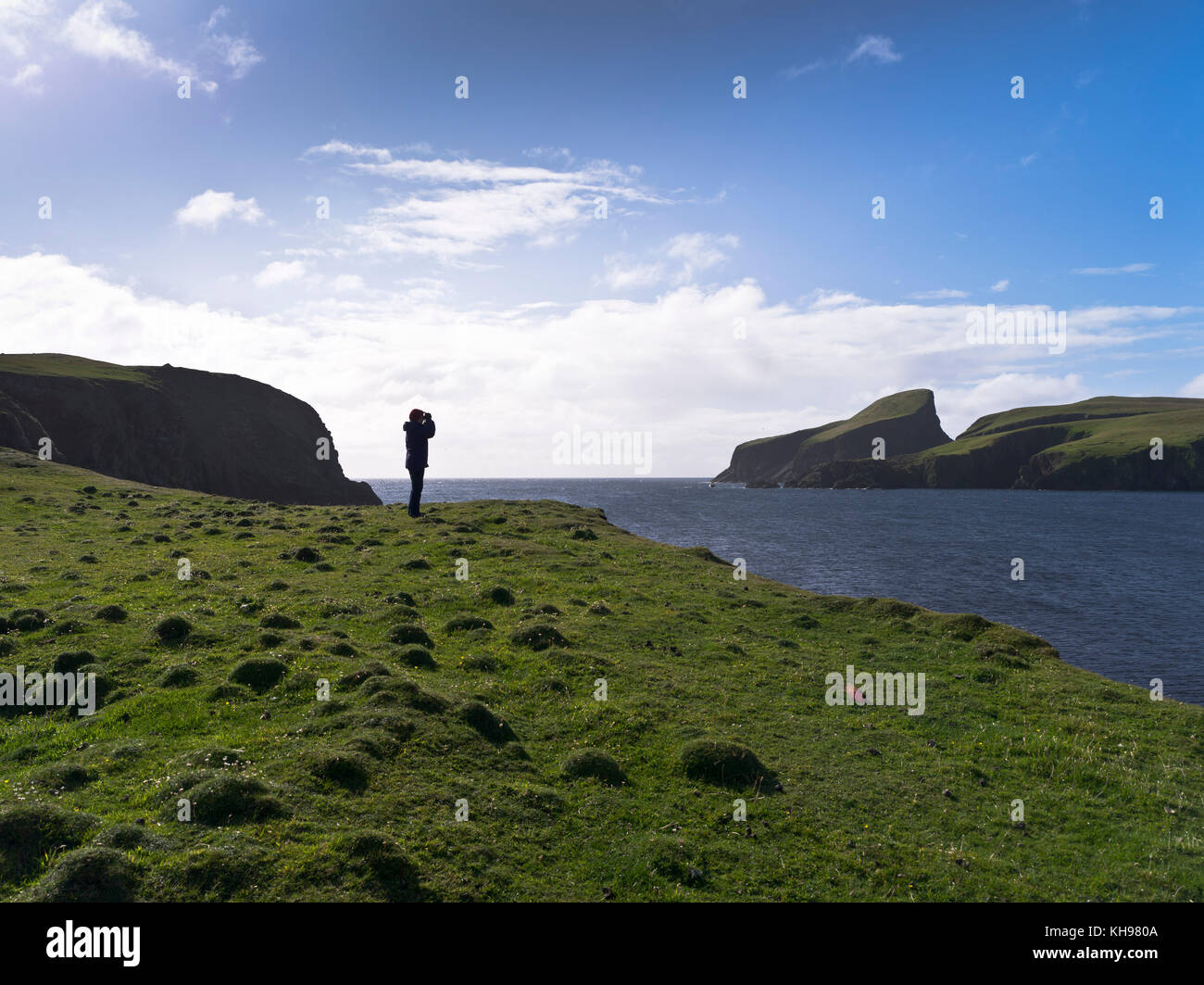 dh Birdwatcher BU NESS FAIR ISLE Scottish isole binocoli visualizzazione birdwatching watching birdwatching scozia Foto Stock