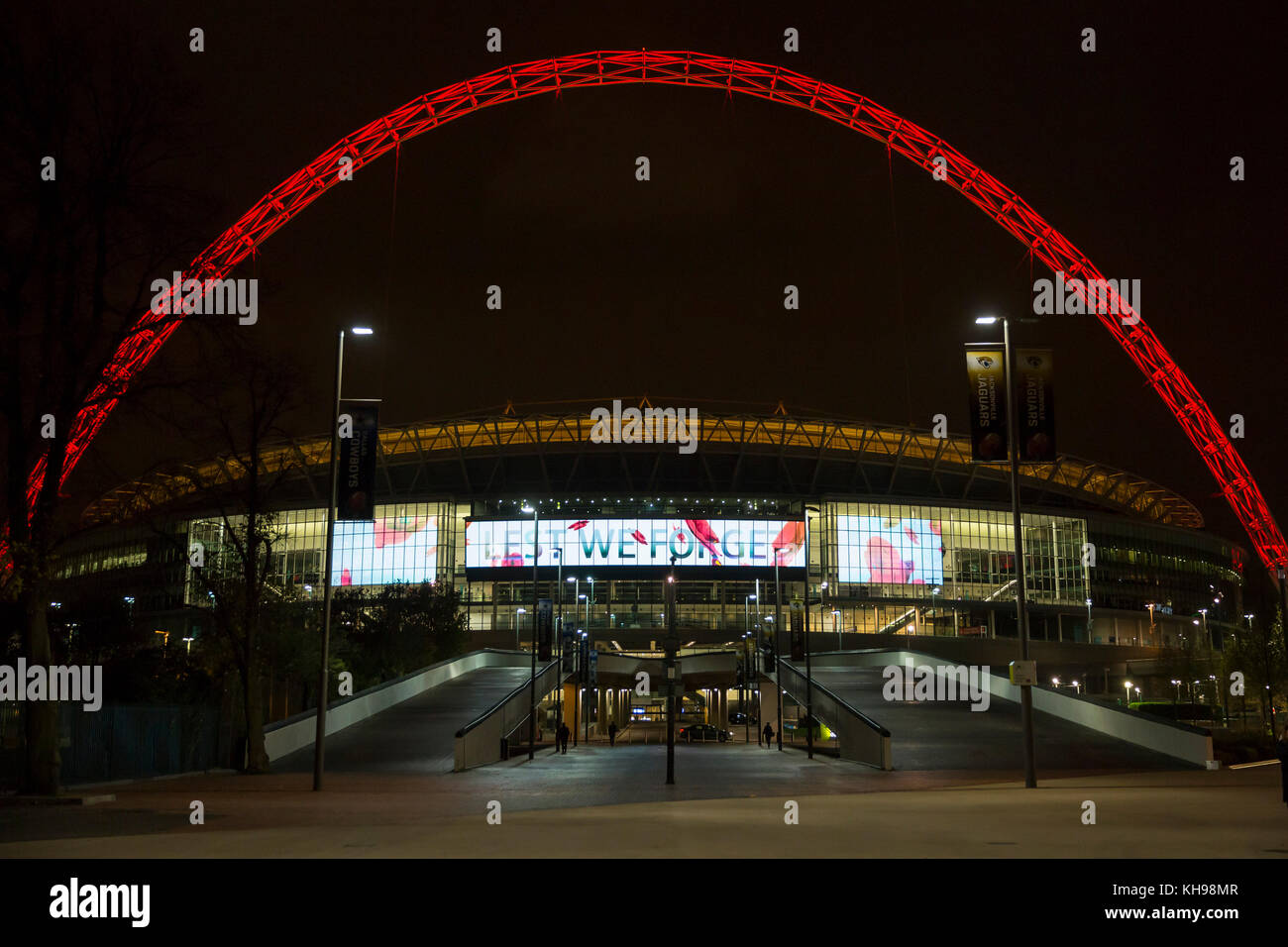 L'arco dello stadio di Wembley si illuminò di rosso il giorno dell'Armistice per segnare I caduti della prima guerra mondiale Foto Stock