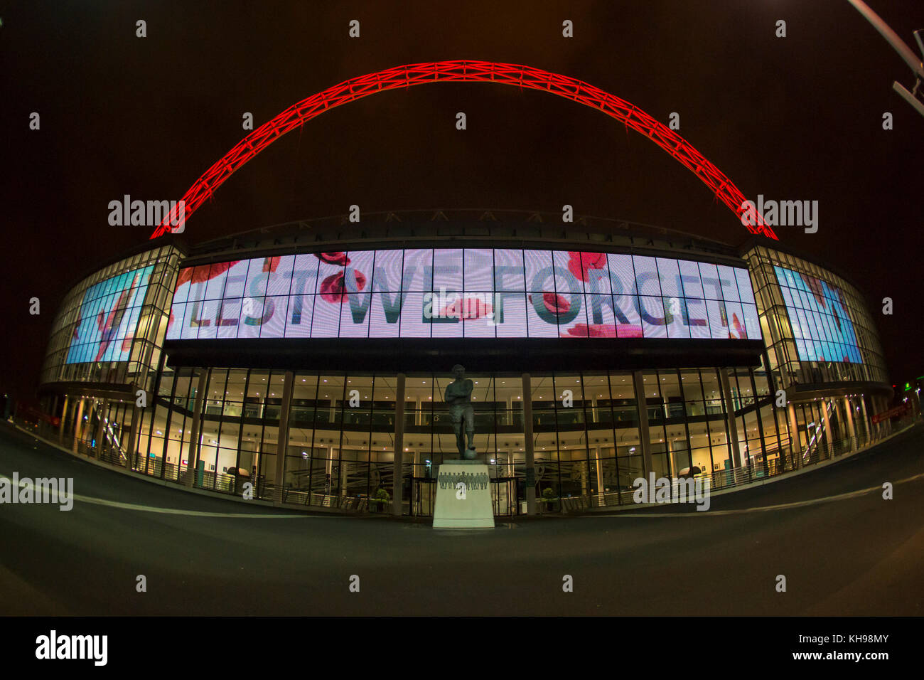 L'arco dello stadio di Wembley si illuminò di rosso il giorno dell'Armistice per segnare I caduti della prima guerra mondiale Foto Stock