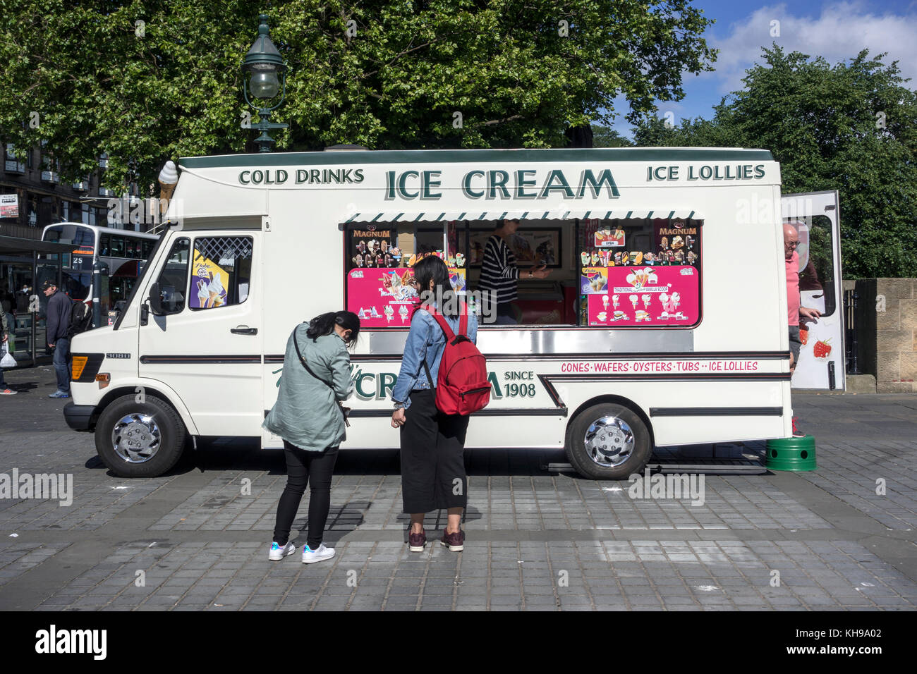 Un REGNO UNITO British Ice Cream Van vendere gelati parcheggiato al di fuori della Royal Scottish Academy di Edimburgo in Scozia Estate Meteo Foto Stock