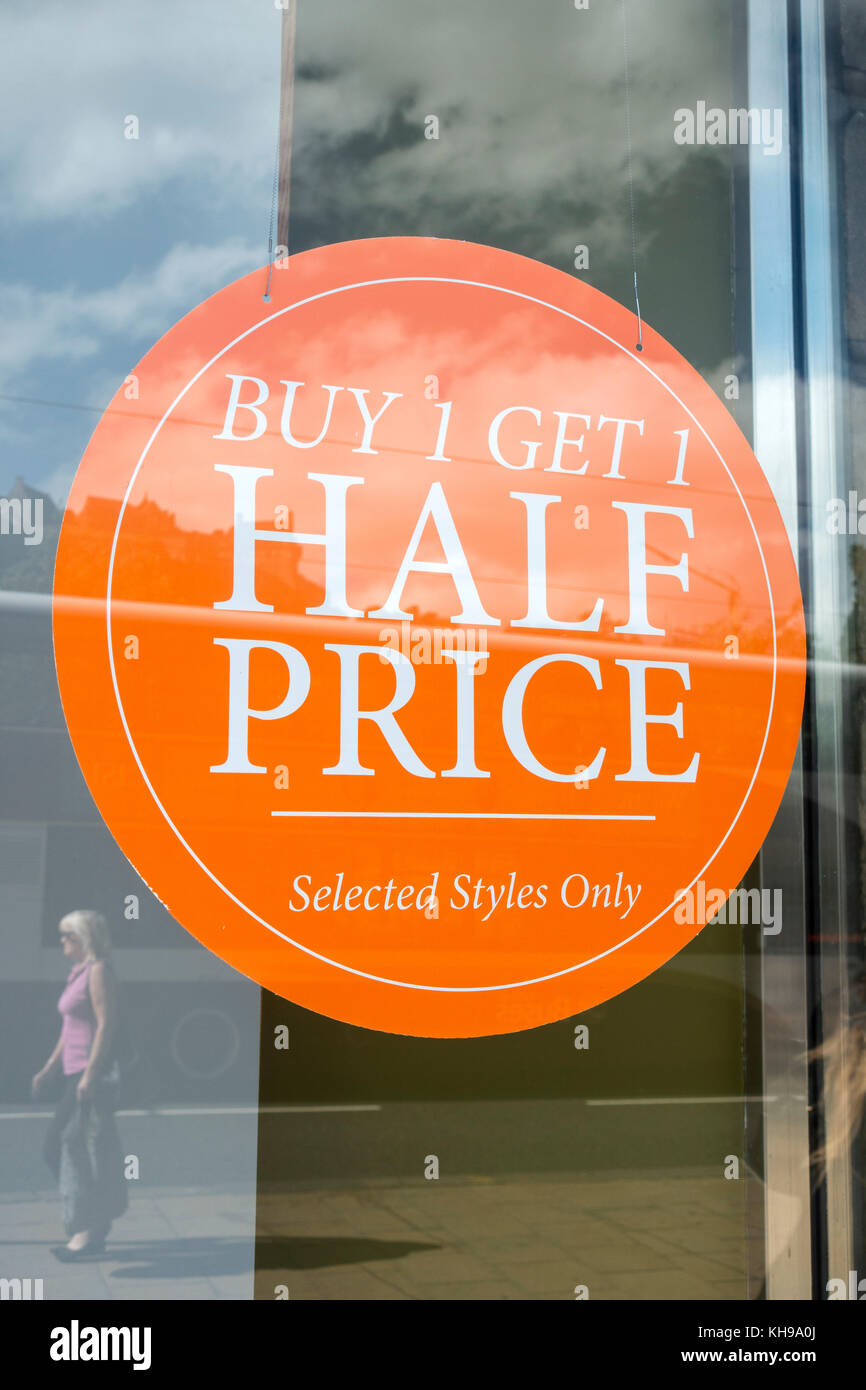 Un abbigliamento Fashion Store Acquistate 1 e ricevete 1 Metà prezzo Retail Store Vendita Cartello finestra scozzese di Edimburgo Foto Stock