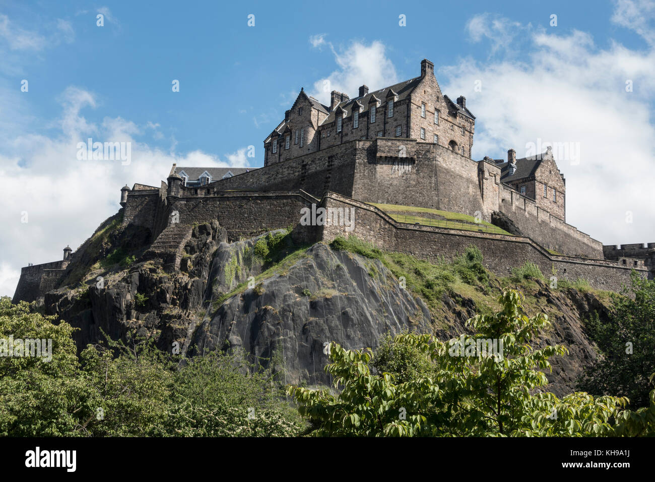 Il Castello di Edimburgo una fortezza alta sul castello di roccia Edimburgo Scozia visto da ovest di Princes Street Gardens Foto Stock