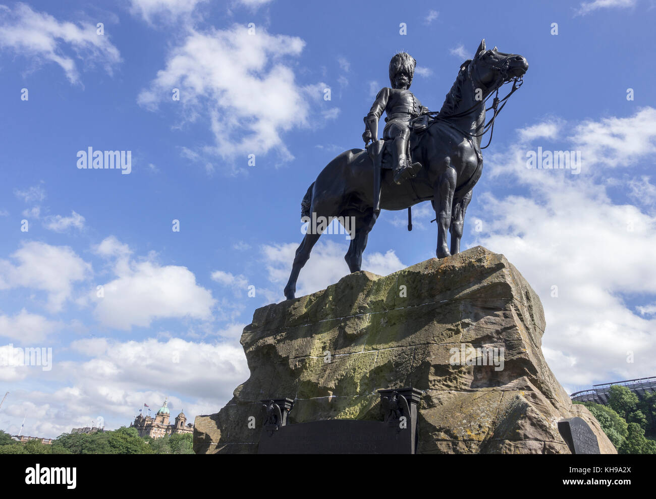 Il Royal Scots Grays monumento statua ad ovest di Princes Street Edinburgh Scozia raffigurante un equestre in bronzo di un Royal Scots Dragoon soldato Foto Stock