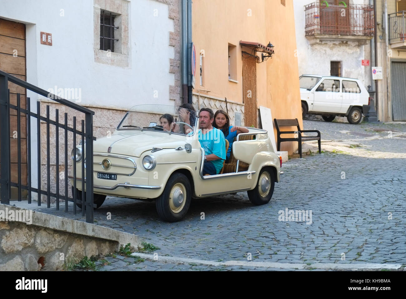 Fiat 600 vintage modello sulla strada. Famiglia tornando a casa. Sante Marie, il cammino dei Briganti. La passeggiata di briganti, Italia Foto Stock