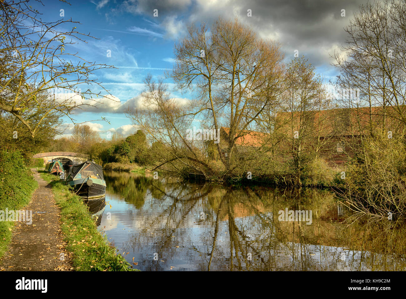 Strette barche ormeggiate sul Grand Union Canal, vicino stockers serratura, rickmansworth, Hertfordshire, Inghilterra, Regno Unito Foto Stock