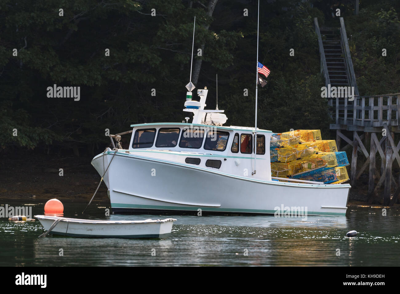 Lobster Boat ancorato a inizio autunno in South Bristol, Maine, Stati Uniti Foto Stock