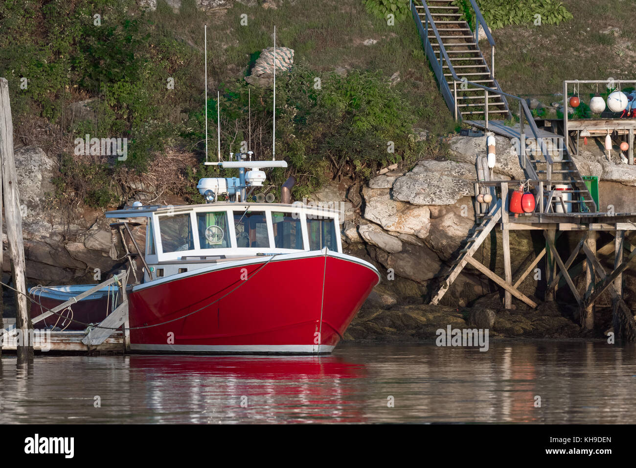 Lobster Boat ancorato a inizio autunno in South Bristol, Maine, Stati Uniti Foto Stock