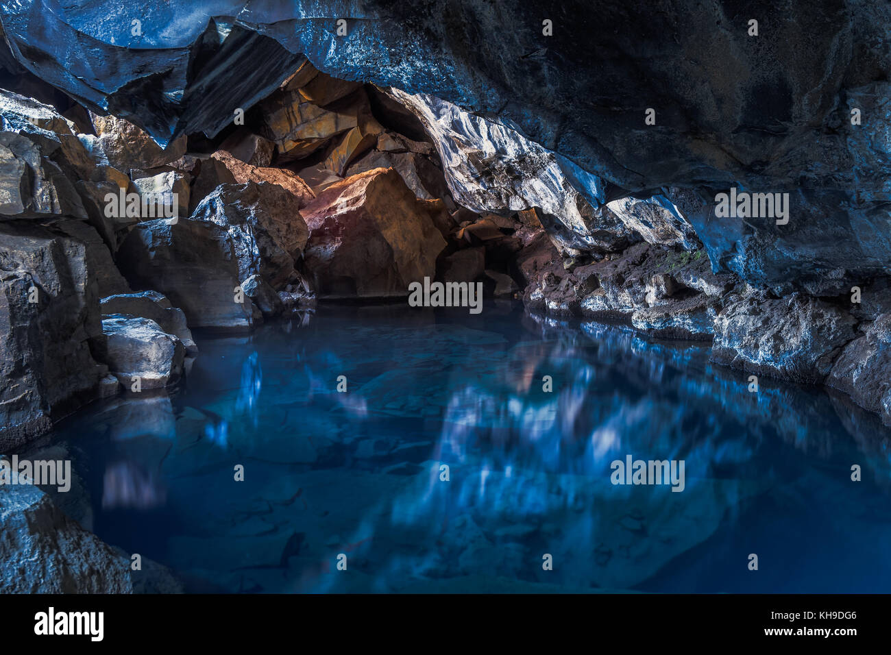 Acqua termale riscalda questa magica Grotta in Islanda Foto Stock