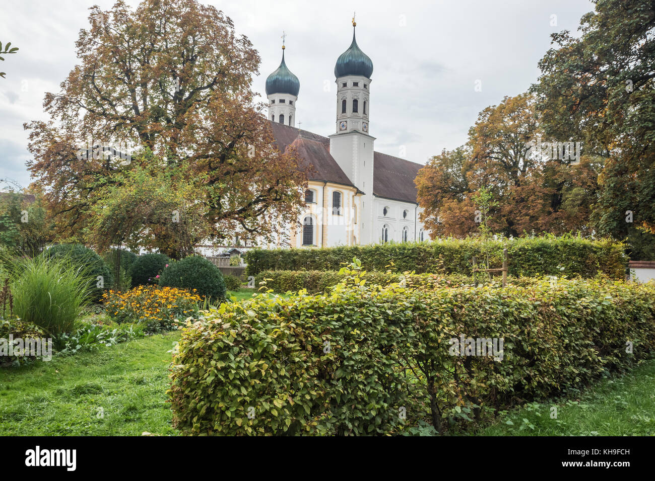 Le torri di benediktbeuern abbazia con giardini Foto Stock