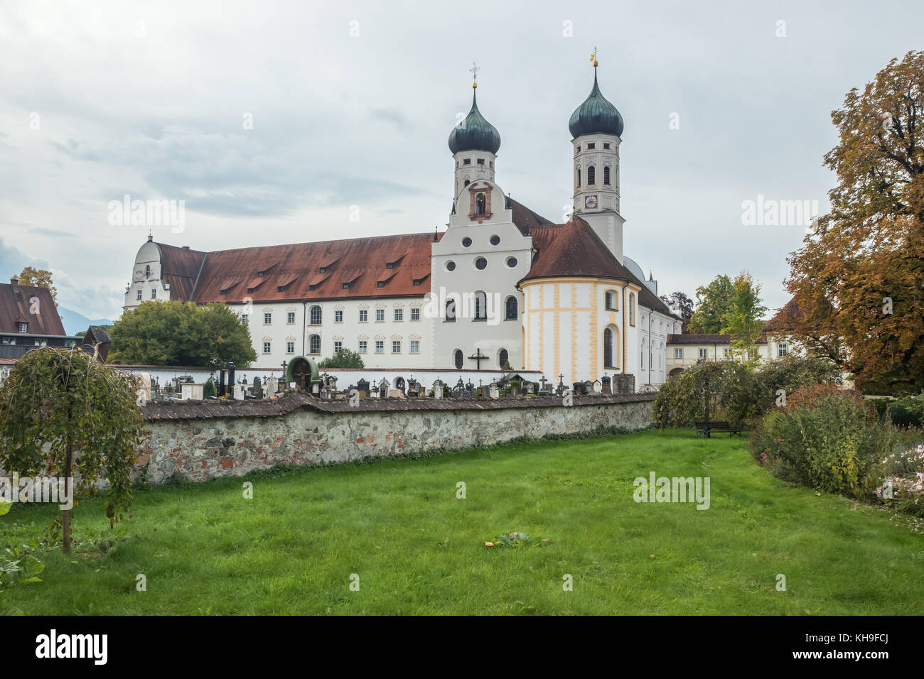 Editoriale: benediktbeueren, Baviera, Germania, 29 settembre 2017 - vista posteriore di benediktbeuern abbazia con il suo cimitero Foto Stock