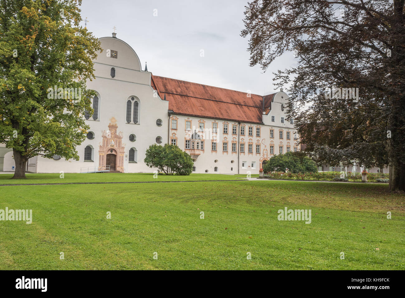 Editoriale: benediktbeueren, Baviera, Germania, 29 settembre 2017 - all interno del cortile di benediktbeuern Abbazia con l'entrata della chiesa Foto Stock