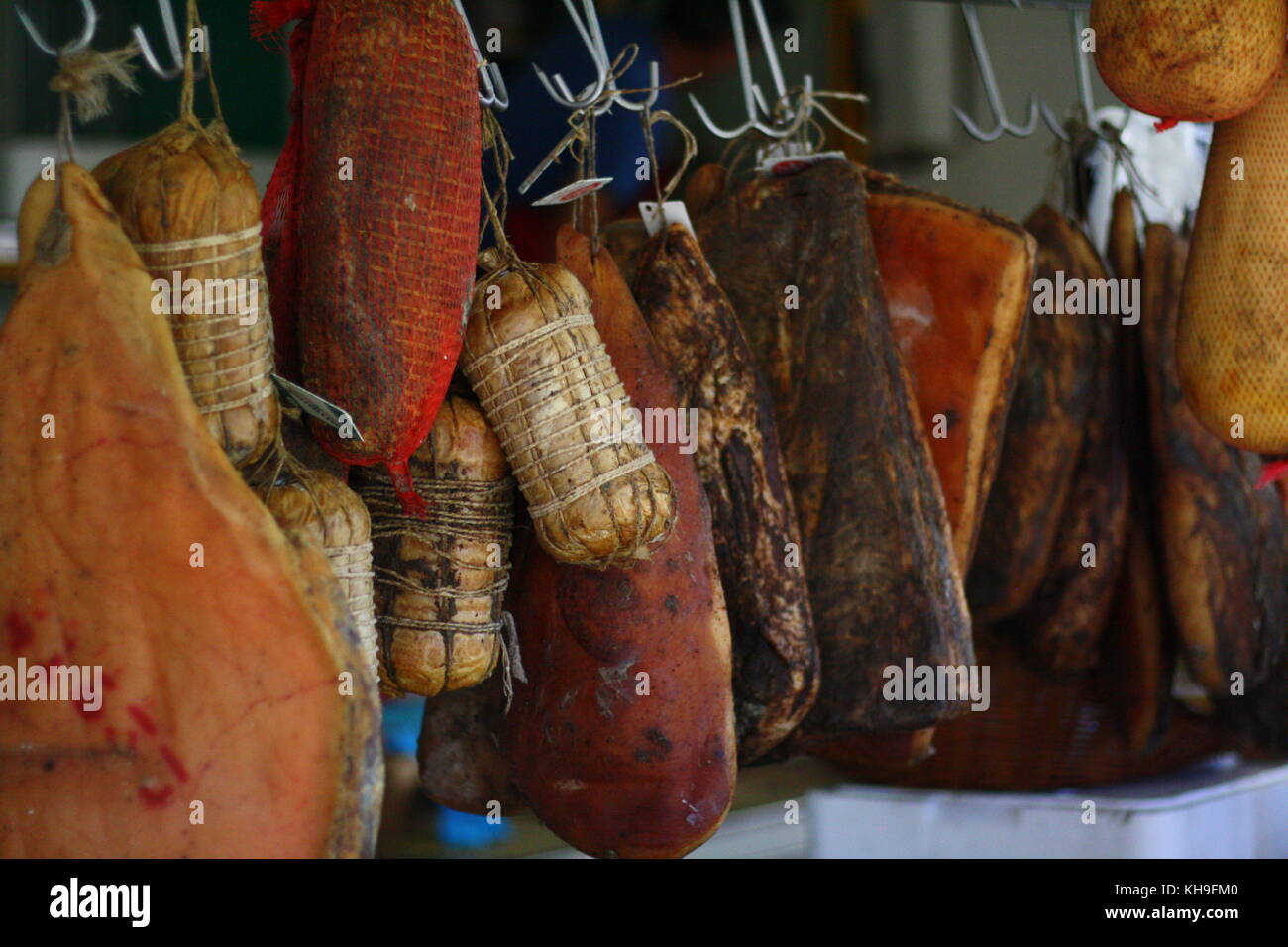 Carne affumicata e pancetta in vendita al mercato di strada Foto Stock