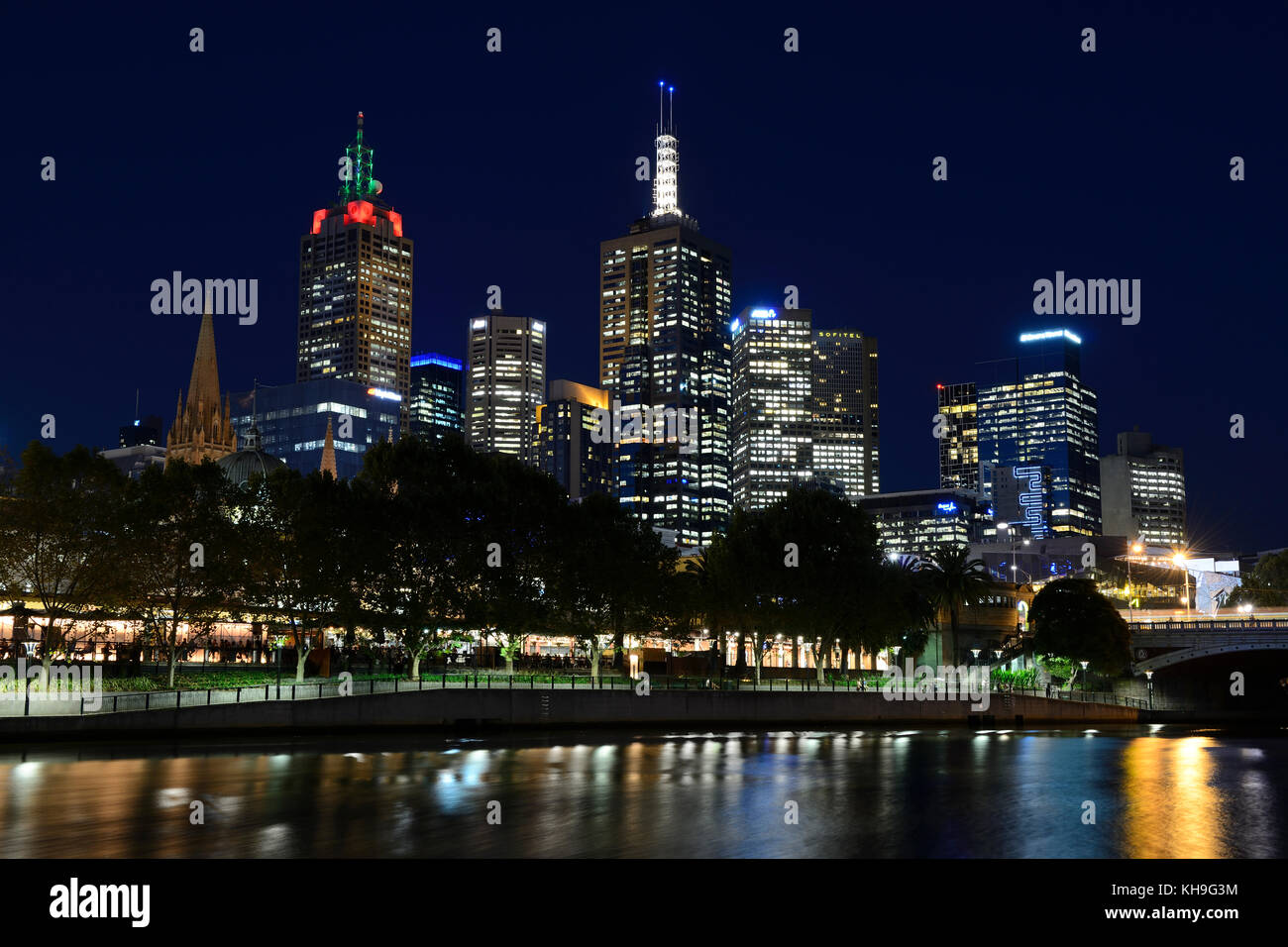 Il distretto centrale degli affari (CBD) e il fiume Yarra di notte - Melbourne, Victoria, Australia Foto Stock