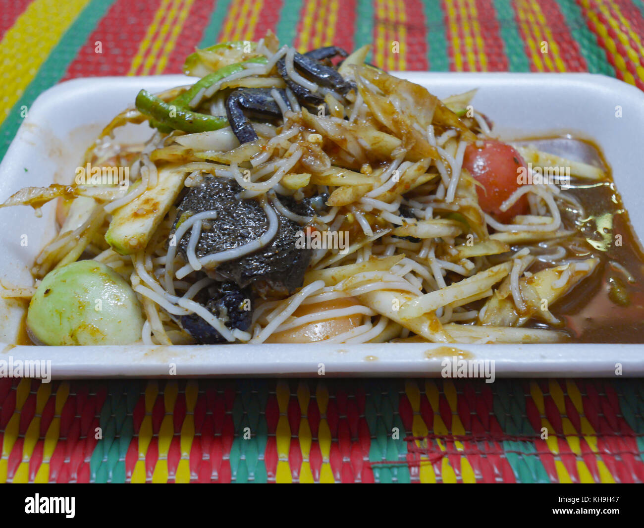 Insalata di papaia o somtam. cibo tailandese è famosa in tutto il mondo. cibi speziati includono pesce sottaceto, granchio, cetriolo, lungo i fagioli,vermicelli di riso tagliatelle, pa Foto Stock