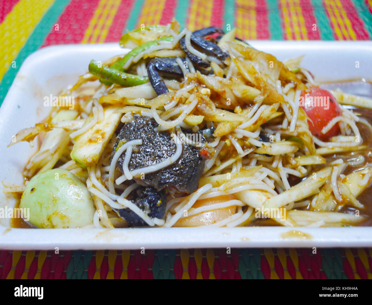 Insalata di papaia o somtam. cibo tailandese è famosa in tutto il mondo. cibi speziati includono pesce sottaceto, granchio, cetriolo, lungo i fagioli,vermicelli di riso tagliatelle, pa Foto Stock