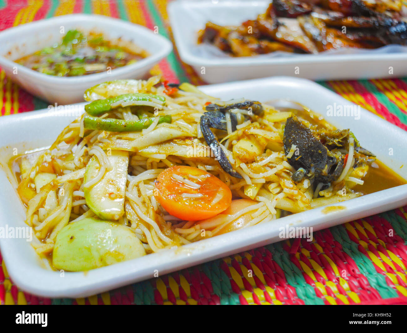 Insalata di papaia o somtam. cibo tailandese è famosa in tutto il mondo. cibi speziati includono pesce sottaceto, granchio, cetriolo, lungo i fagioli,vermicelli di riso tagliatelle, pa Foto Stock