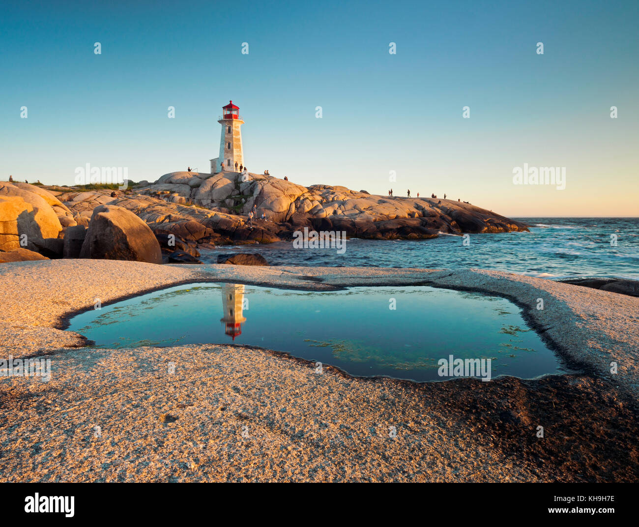 Faro di granito e le formazioni rocciose a Peggy's Cove, Nova Scotia Foto Stock