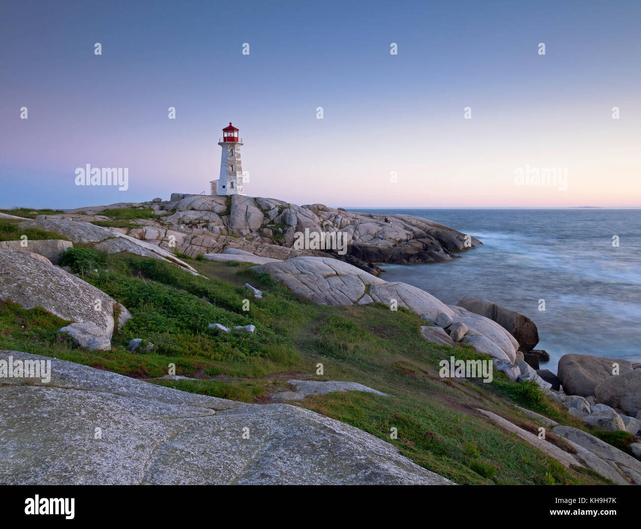 Faro di granito e le formazioni rocciose a Peggy's Cove, Nova Scotia Foto Stock