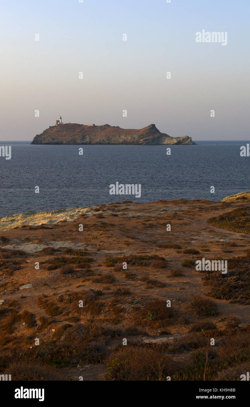 Corsica: Tramonto sul giraglia, isola presso la punta settentrionale del cap Corse noto per il suo faro e la torre da pan di spagna, i suoi monumenti storici Foto Stock