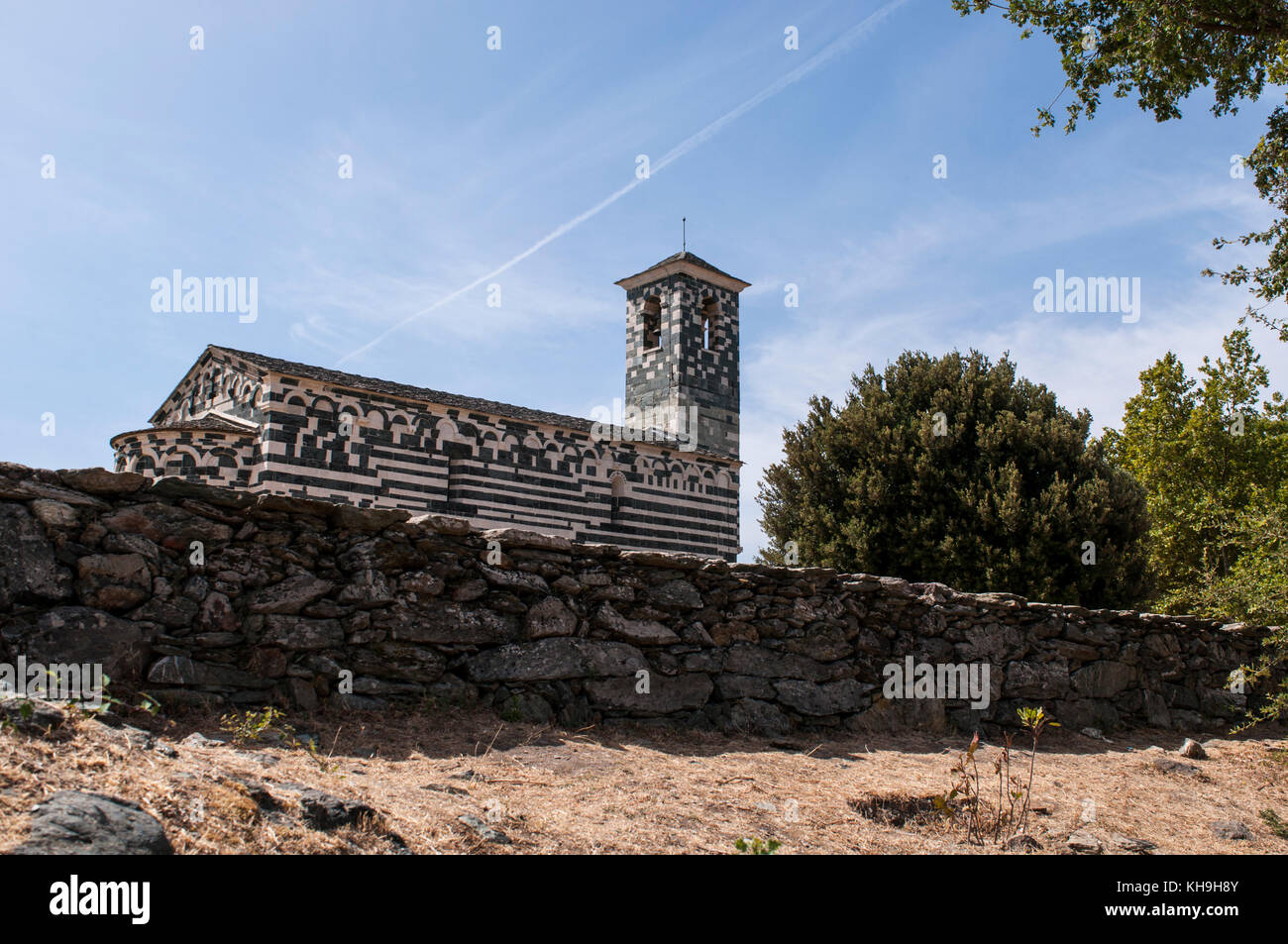 Corsica: veduta della chiesa di san michele de murato, una piccola cappella costruita nel XII secolo in pietre policrome e tipico stile romanico pisano Foto Stock