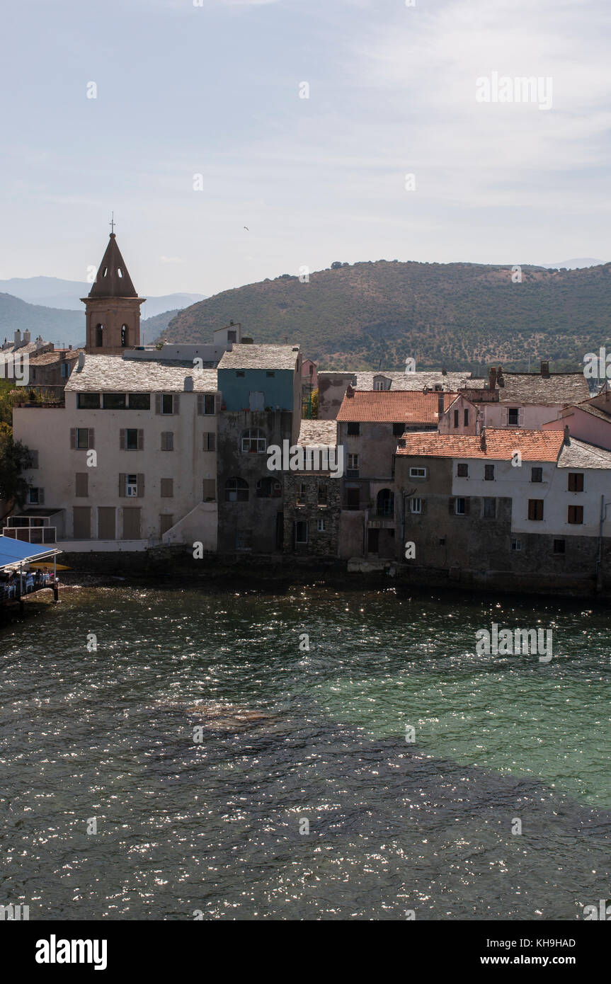 Corsica: skyline e marina del villaggio di pescatori di saint-Florent, estate popolare luogo di vacanza sulla costa occidentale conosciuta come le corse saint-tropez Foto Stock