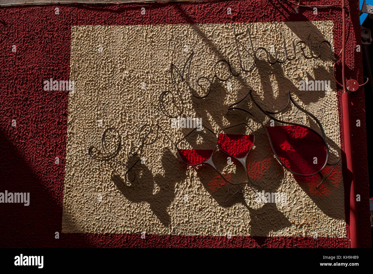 Corsica: il segno di una delle tante enoteche nei vicoli di saint-Florent, estate popolare luogo di vacanza noto come le corse saint-tropez Foto Stock