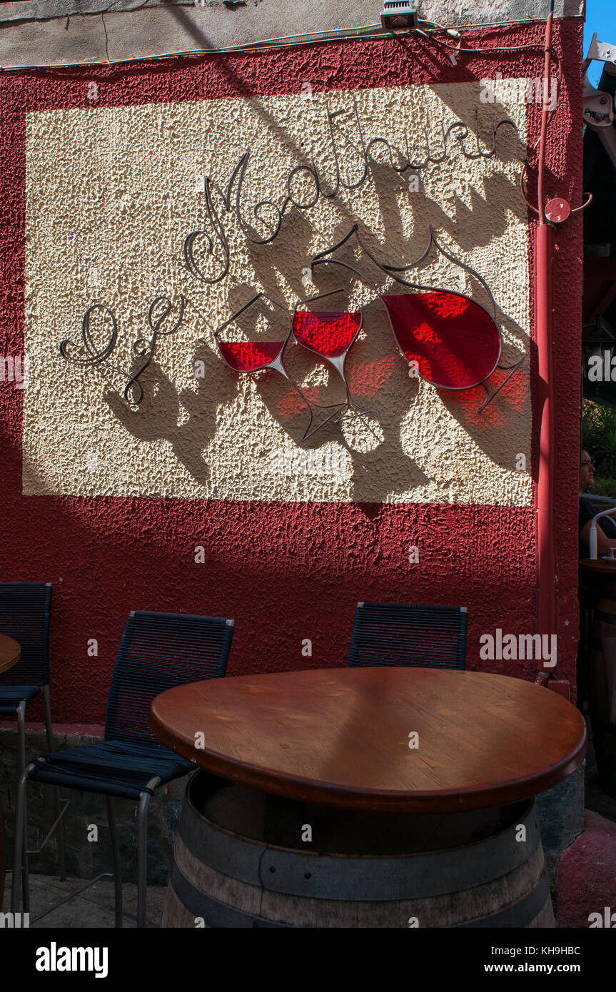 Corsica: il segno di una delle tante enoteche nei vicoli di saint-Florent, estate popolare luogo di vacanza noto come le corse saint-tropez Foto Stock