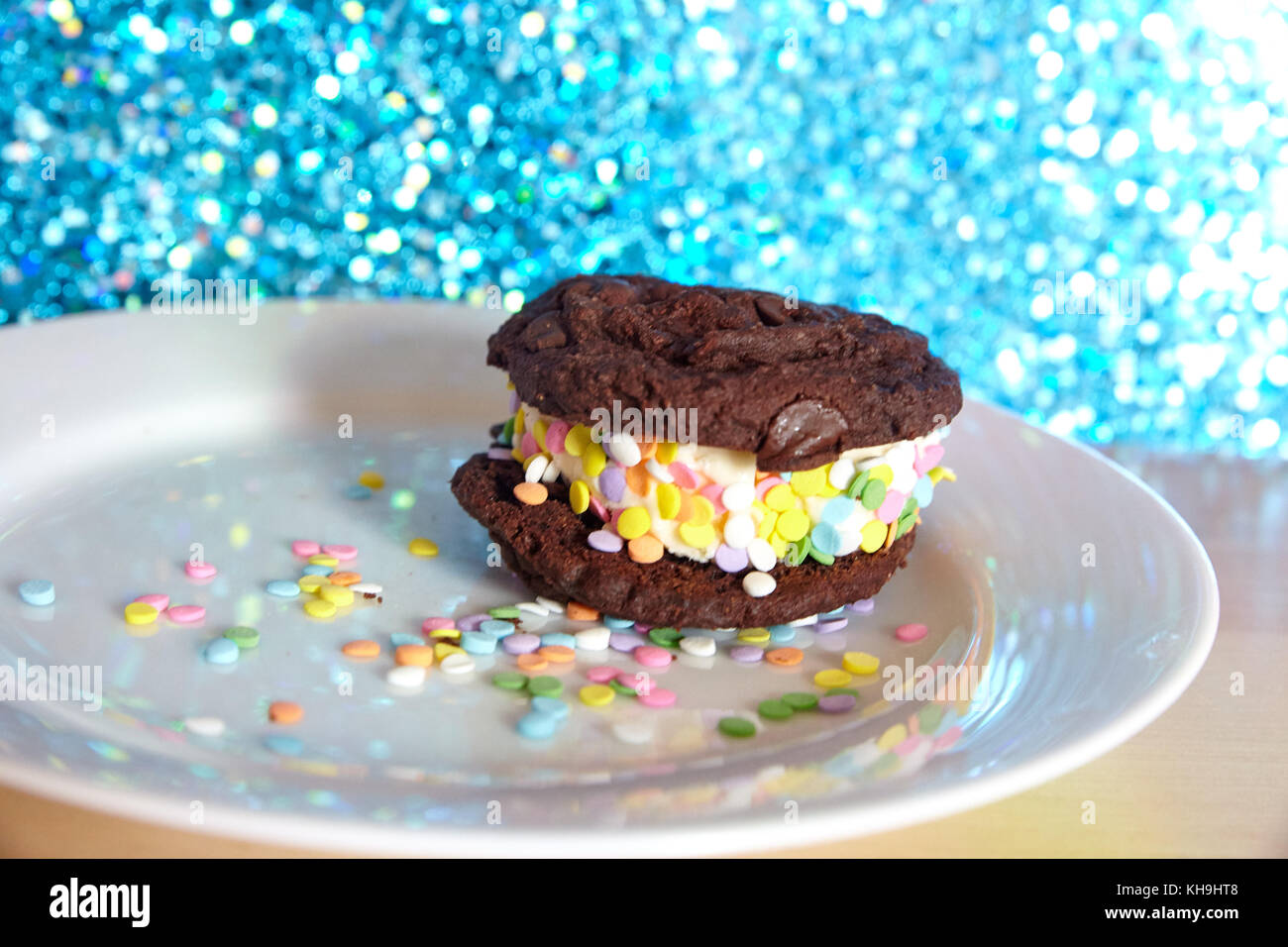 Il cioccolato cookie ice cream sandwich con rainbow irrora con sfondo scintillanti Foto Stock