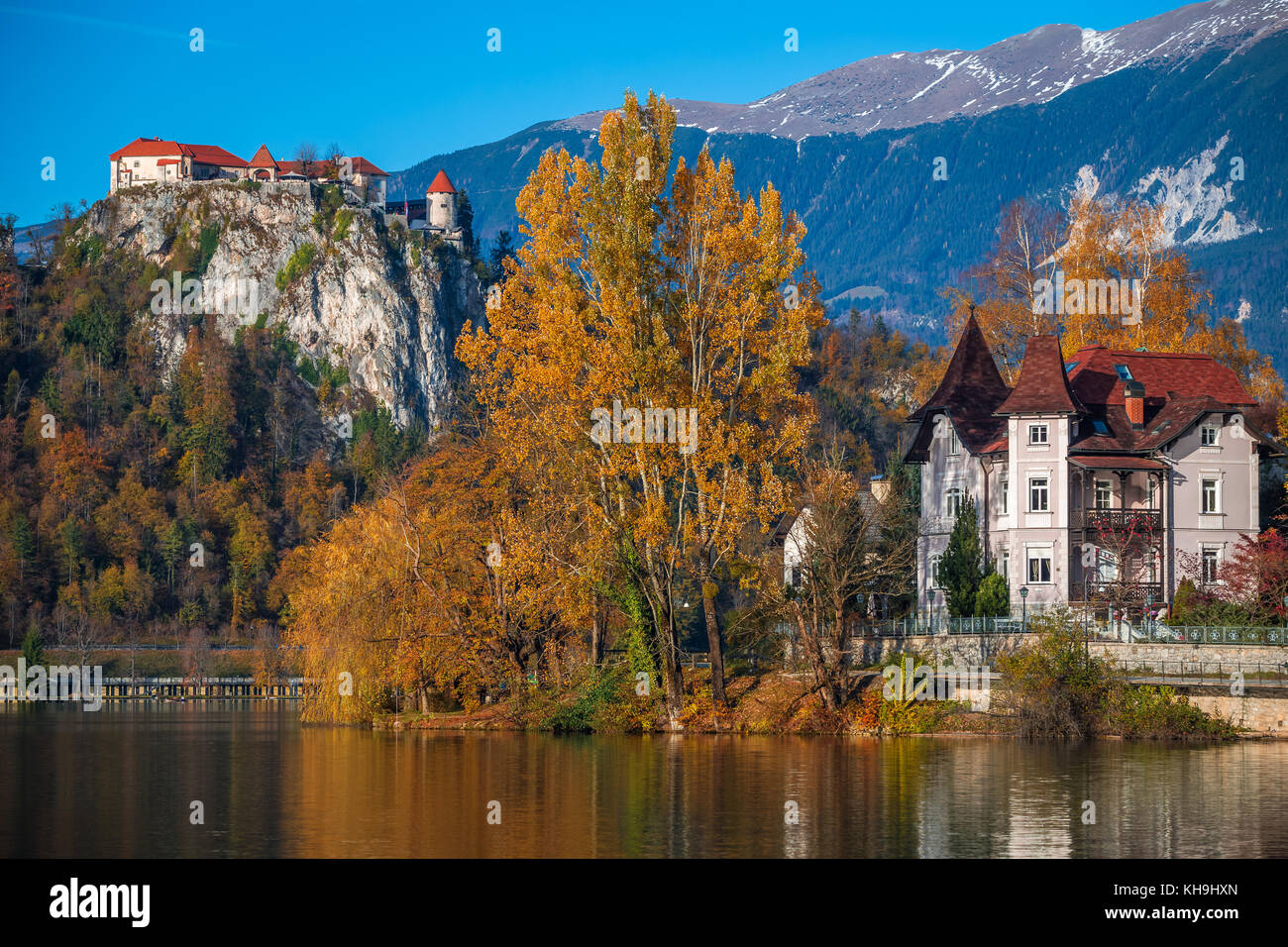 Bled, Slovenia - bella fogliame arancione e alberi in autunno con Il castello Di Blad sullo sfondo del lago Bled Foto Stock