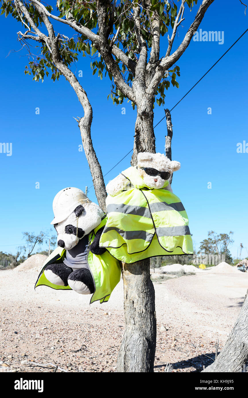 Divertente visualizzazione dei giocattoli imbottiti indossando alta visiblity giacche, Lightning Ridge, New South Wales, NSW, Australia Foto Stock
