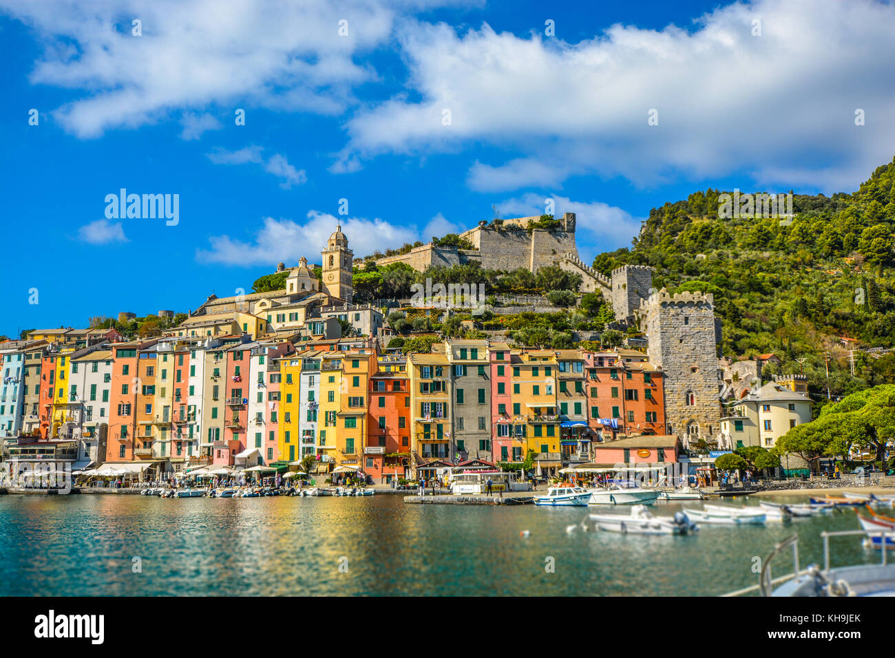 La colorata costa ligure a Porto Venere, un sito del Patrimonio Mondiale vicino alle Cinque Terre in Italia Foto Stock