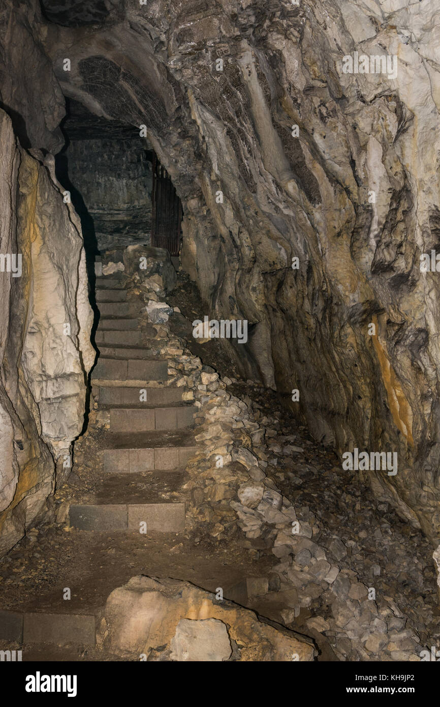 Scale che scendono verso la grotta Foto Stock