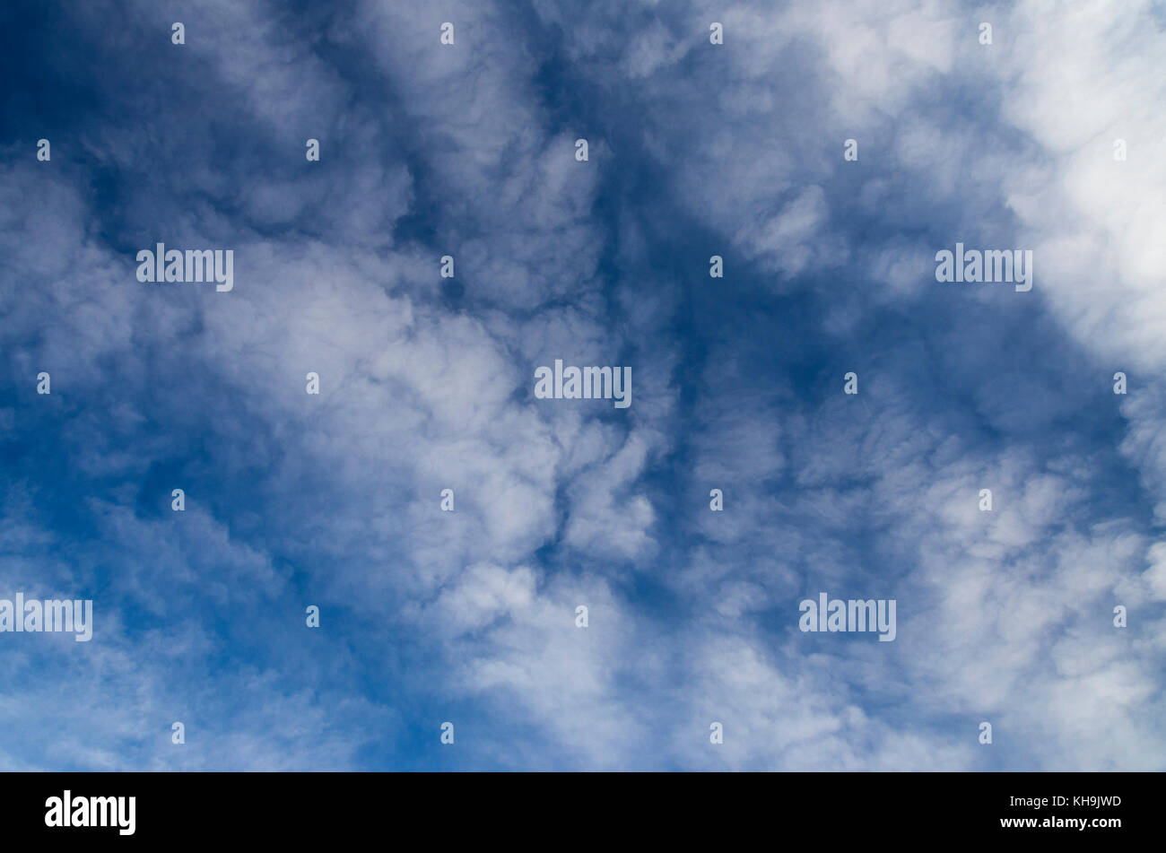 Profondo cielo blu con nuvole bianche Foto Stock